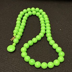 Vibrant Vintage Apple Green Plastic Beaded Necklace